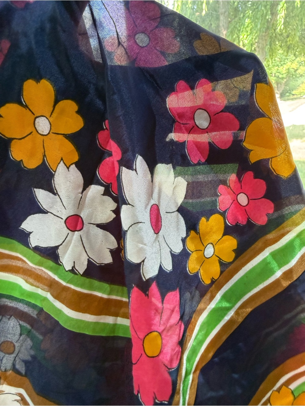 Vintage 70s -Mod Silk Scarf “Flower Power” Daisy Print -Hand Rolled - Picture 6 of 8